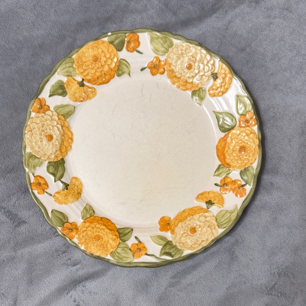 Vintage‎ Metlox Poppytrail Sculpted Zinnia 10.5” Dinner Plate (1) Ceramic 1960’s